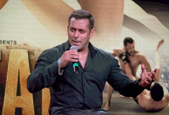 अभिजीत ने एक और ट्वीट में कहा, 'फवाद खान ने पाकिस्तान के लिए वफादारी दिखाई लेकिन सलमान को भारत के प्रति अपनी वफादारी दिखाने में शर्म आती है.'