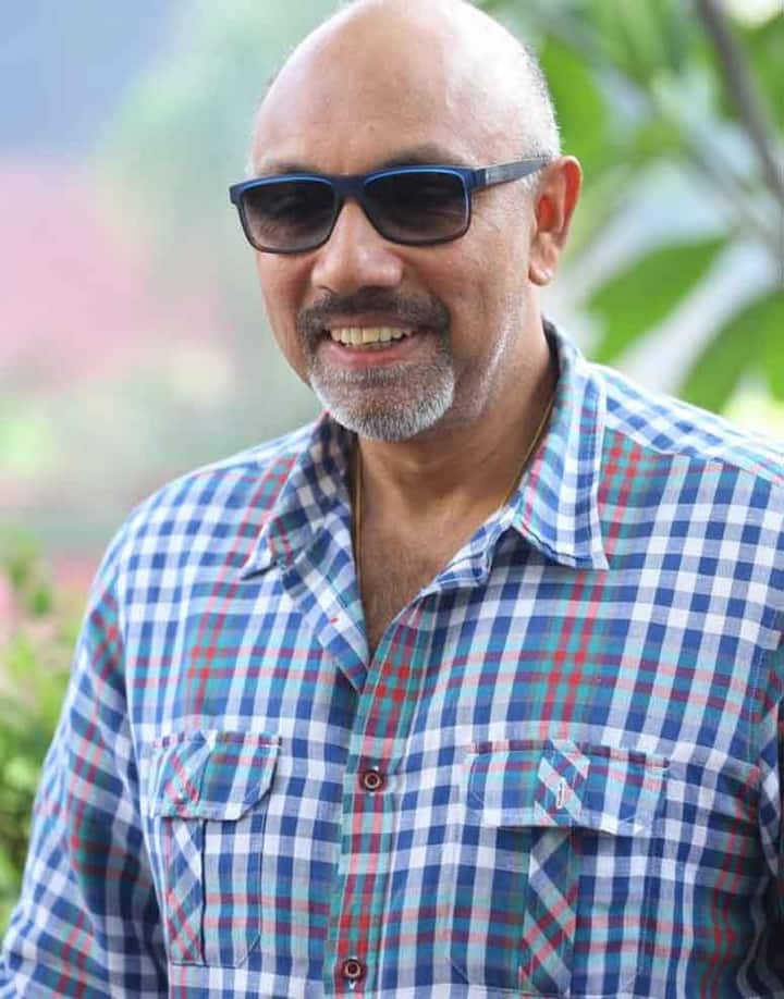 खबरों के मुताबिक सत्यराज 'अनाकिली' फिल्म की शूटिंग देखने गए थे और वहीं पर उनकी मुलाकात अभिनेता शिवकुमार और निर्माता तिरूप्पुर मेनियन से हुई और वे कोमल स्वामीनाथन की नाटक मंडली में शामिल हो गए.