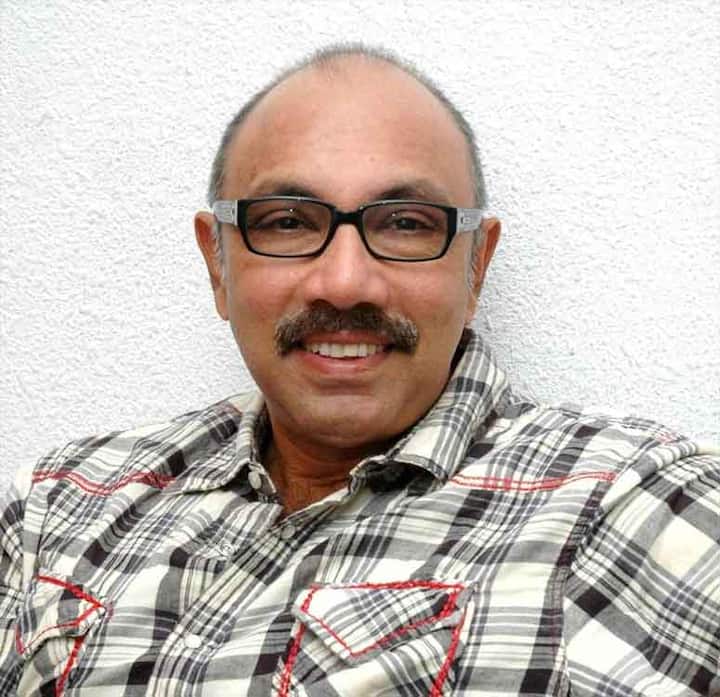 सत्यराज की पहली फिल्म कोडुगल इलाथा 'कोलंगल' थी.