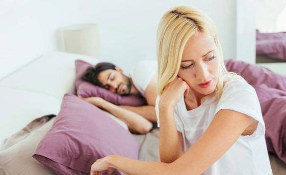 सेक्स इच्छा ना होने का एक बड़ा कारण ये भी था कि महिलाएं बढ़ती उम्र में पार्टनर के सामने न्यूड होने में असहज महसूस करती हैं. 40 फीसदी महिलाओं का कहना था कि वे पार्टनर के सामने न्यूड होते ही असहज हो जाती है. दरअसल, बढ़ती उम्र में लोग अपना आत्मविश्वास खोने लगते हैं. 