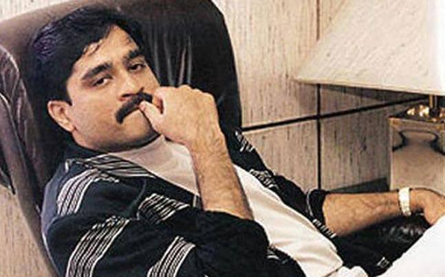 मियांदाद पर निशाना साधते हुए ठाकुर ने कहा कि इस पूर्व कप्तान को अपने रिश्तेदारों और अंडरवर्ल्ड डान दाउद इब्राहिम से बाहर निकलने के लिए कहना चाहिए.