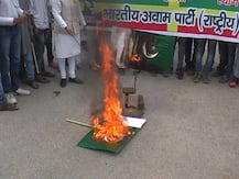 पाकिस्तान के खिलाफ सड़को पर उतरे मुस्लिम समुदाय के लोग