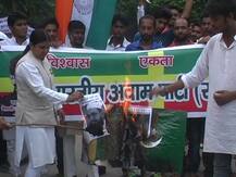 पाकिस्तान के खिलाफ सड़को पर उतरे मुस्लिम समुदाय के लोग