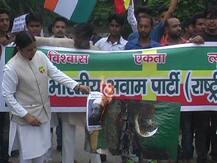 पाकिस्तान के खिलाफ सड़को पर उतरे मुस्लिम समुदाय के लोग