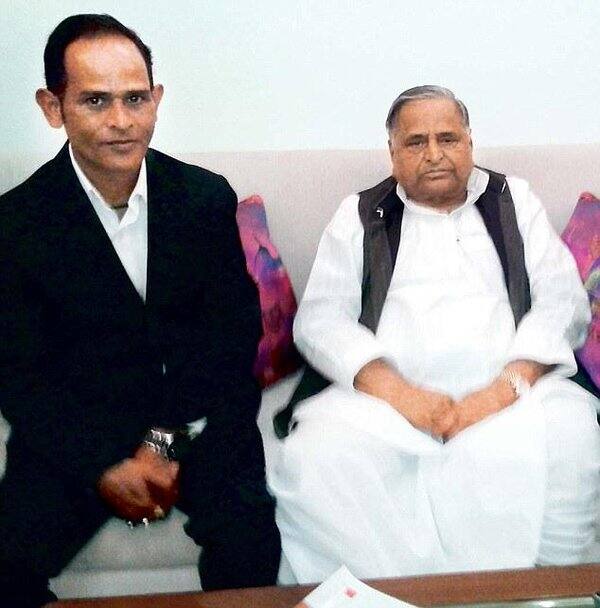 धोनी के बड़े भाई फिल्म से गायब हो गए या उन्हें गायब कर दिया गया इसपर जमकर बहस हो रही है.