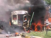 यूपी: आपस में टकराने के बाद आग का गोला बन गई दो ट्रकें