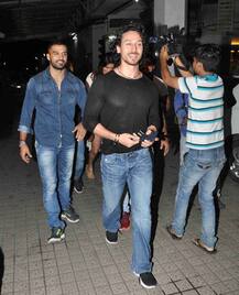 \'एमएस धोनी- द अनटोल्ड स्टोरी\' की स्क्रीनिंग पर गर्लफ्रेंड दिशा के साथ पहुंचे टाइगर श्रॉफ