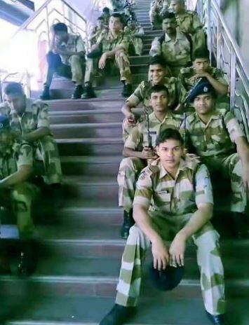 जी हां कैफ ने अपने सोशल मीडिया अकाउंट का सहारा लेते हुए लिखा, ''सभी जवानों की छुट्टियां कैंसल हो गई हैं. किसी ट्रेन या बस में अगर आप किसी जवान को खड़े देखते हैं तो प्लीज उसे अपनी सीट ऑफर करें.' हाल ही में भारतीय सेना के जवानों की छुट्टी रद्द करने के ऑर्डर आए थे.