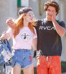 कैलिफोर्निया की गलियों में चुंबन करते दिखे ये स्टार्स! 