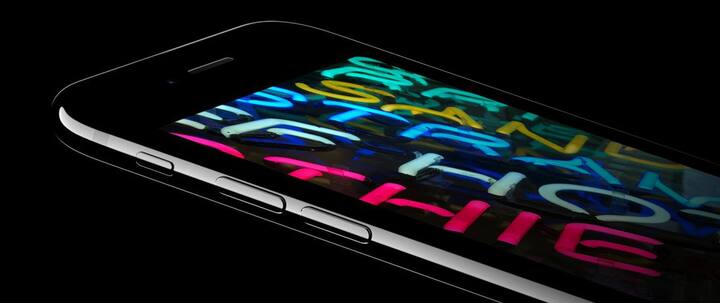 ऑनलाइन शॉपिंग साइट ‘अमेजन’ भी ‘आईफोन-7’ और ‘आईफोन-7 प्लस’ की खरीदारी पर अपने प्राइम सर्विस यूजर्स को 5,00 रुपए का गिफ्टकार्ड दे रही है. ‘अमेजन’ पुराने मोबाइल के बदले ‘आईफोन-7’ और ‘आईफोन-7 प्लस’ की खरीदारी करने पर 4,000 रुपए का गिफ्टकार्ड ऑफर कर रही है. 