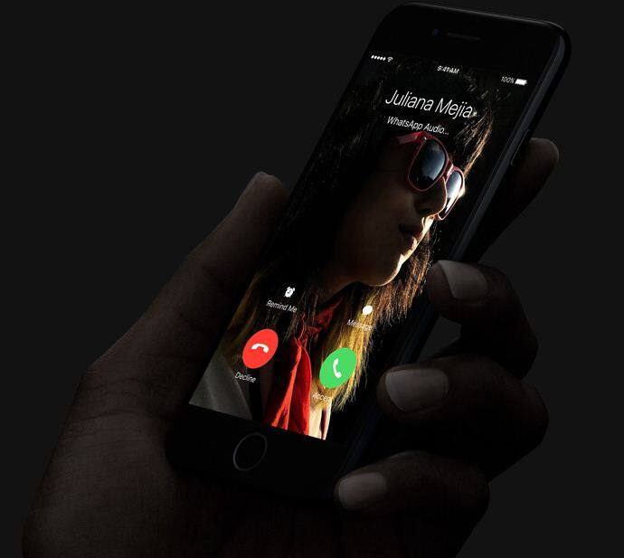  ‘आईफोन-7’ और ‘आईफोन-7 आईफोन प्लस’ की प्री-बुकिंग पर ‘एप्पल ऑथोराइज्ड रीसेलर’ 10,000 रुपए के कैसबैक का ऑफर दे रहे हैं. खबर के मुताबिक यह ऑफर 8 अक्टूबर के सुबह 8 बजे तक उपलब्ध है. ‘स्नैपडील’ ने कस्टमर्स को दोनों आईफोन पर 10,000 रुपए की छूट के लिए अमेरिकन एक्सप्रेस के साथ पार्टनरशिप किया है. ऑनलाइन मार्केट में मजबूती से जगह बना रही ‘Paytm’ ने भी आईफोन-7औरआईफोन-7 प्लस पर 7,000 रुपए का कैशबैक देने का ऐलान किया है. 