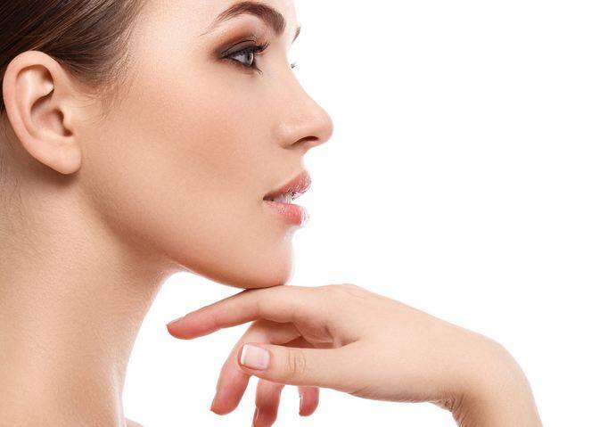 नई दिल्ली: गर्मियों का मौसम बीतने लगा है और सर्दी दस्तक देने लगी है तो ऐसे समय में आपको अब बाहर निकलने के दौरान त्वचा की खास देखभाल करनी चाहिए. विशेषज्ञों के अनुसार, स्वस्थ त्वचा के लिए अधिक तरल पदार्थ और सही खान-पान बेहद जरूरी है. ‘द हिमालया ड्रग कंपनी’ की पर्सनल केयर और मुख्य वैज्ञानिक चंद्रिका महिंद्रा पूरे दिन त्वचा में चमक बनाए रखने का उपाय बता रही हैं :