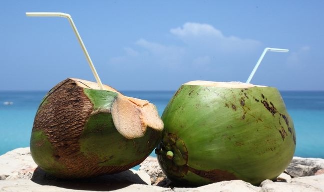 Health Tips: ज्यादा नारियल पानी पीने से भी हो सकता है नुकसान, जानिए कब और कितना पीना चाहिए