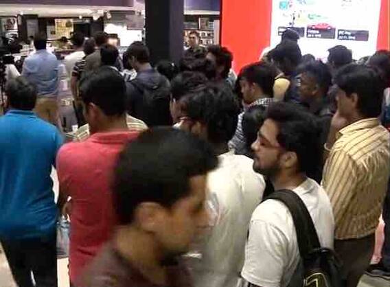 iPhone 7 और iPhone7 प्लस खरीदने के लिए मोबाइल स्टोर्स पर उमड़ी जबरदस्त भीड़!