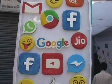 वाराणसी: उरी अटैक के चलते देशभक्ति के रंग में रंगी दुर्गा पूजा!