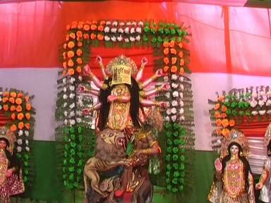 वाराणसी: उरी अटैक के चलते देशभक्ति के रंग में रंगी दुर्गा पूजा!