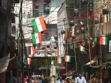 वाराणसी में ऐसा पहली बार हुआ हैं जब पूरा का पूरा पंडाल तिरंगे से बनाया गया हो और केवल इतना ही नहीं मां दुर्गा को भी तिरंगे के रंग में रंग दिया गया है. वाराणसी को दुर्गा पूजा के लिए मिनी बंगाल के नाम से भी जाना जाता है. 