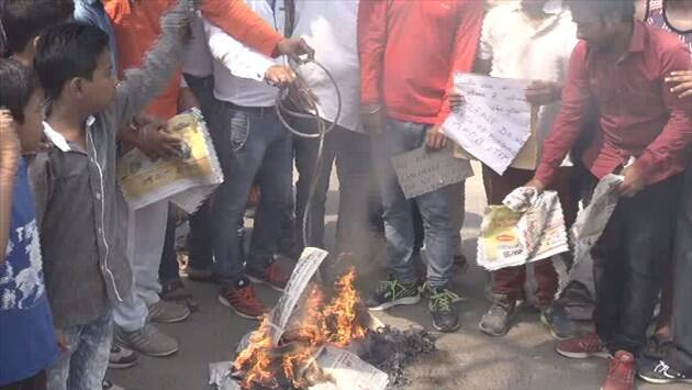 युवाओं का कहना था कि चाइना के सामान खरीदने से भारत की अर्थव्यवस्था कमजोर हो रही है और पाकिस्तान एक आतंकी देश है और चाइना पाकिस्तान का सपोर्ट करता है. दोनों ही देश भारत को कमजोर करने का भरपूर प्रयास करते है.