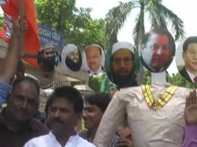 वाराणसी के मलदहिया चौराहे पर बीजेपी की ओर से जलाए गए इस आतंकवाद के रावण में दस चेहरे थे.