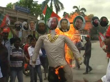  भाजपा कार्यकर्ताओं इस मौके पर पाकिस्तान और चीन के खिलाफ जमकर नारेबाजी भी की. 