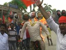 वाराणसी में जलाया गया आतंकवाद रूपी रावण!