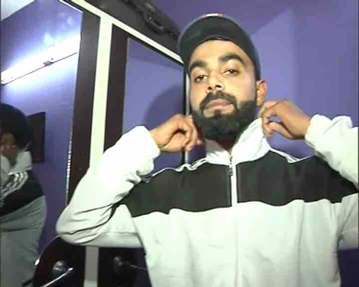 प्रिंस रीयल लाइफ में विराट कोहली के बहुत बड़े फैन हैं लेकिन प्रिंस का विराट जैसा दिखना ही आज उनके लिए मुसीबत का कारण बन गया. इंदौर में हुए आज के मैच में प्रिंस कप्तान विराट कोहली का दोहरा शतक इसलिए नहीं देख पाए क्योंकि प्रिंस को देखने के लिए विराट के फैंस बेकाबू हो गए और पुलिस को लोगों को काबू में करने के लिए प्रिंस को वापिस घर भेजना पड़ा.