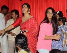 बेटी के साथ दुर्गा पंडाल में पहुंची काजोल, देखें तस्वीरें 