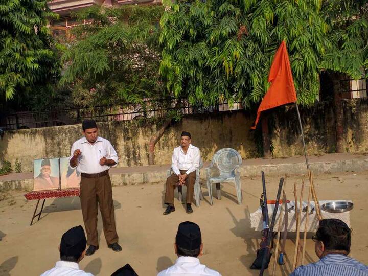 इस दौरान आरएसएस कार्यकर्ताओं ने हथियारों की पूजा और उनका प्रदर्शन किया. 