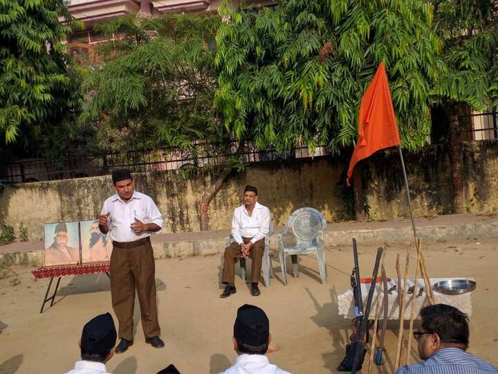 वे आगे कहते हैं कि अगर पर्याप्त मात्रा शस्त्र नहीं होंगे तो कोई भी आपको चट कर जाएगा. 