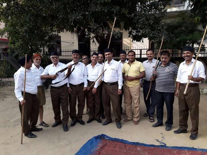 पूजा में शामिल संघ के सुभाष शर्मा ने कहा कि इस समय समाज में संस्कार का युद्ध चल रहा है और इस काम में आरएसएस के स्वयमसेवक लगे हैं. 