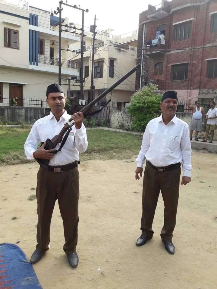 आरएसएस के स्थापना दिवस के अवसर पर उत्तर प्रदेश के मुरादाबाद में आरएसएस कार्यकर्ताओं ने विजया दशमी उत्सव मनाया.