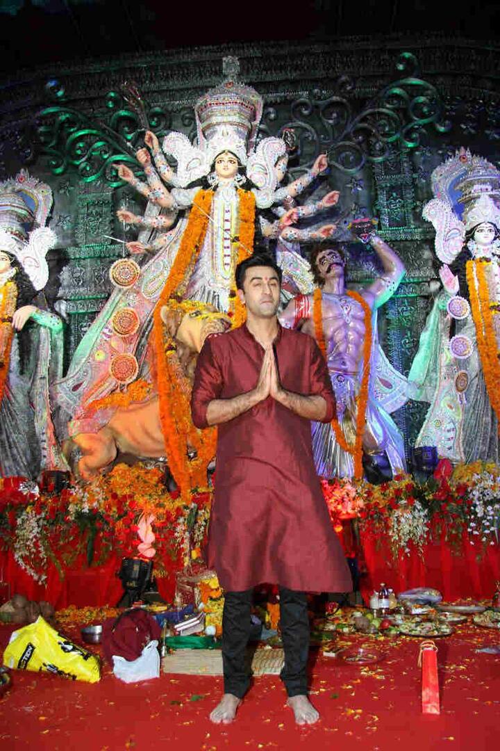 देश में हर तरफ दुर्गा पूजा की धूम है. बॉलीवुड सितारे भी इस त्यौहार को धूमधाम से सेलिब्रेट कर रहे हैं. कल बॉलीवुड अभिनेता रनबीर कपूर भी मुंबई में एक दुर्गा पंडाल में पहुंचे और पूजा-अर्चना की. देखिए तस्वीरें