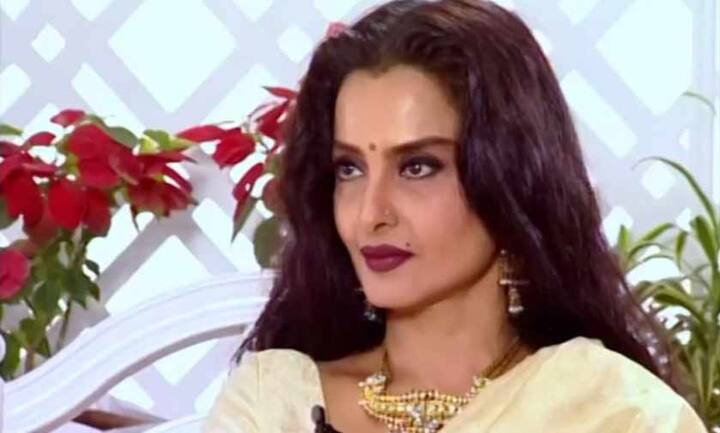 15. हालांकि अमिताभ की फिल्मों आखिरी रास्ता और सूर्यवंशम में हीरोइन श्रीदेवी और सौंदर्या को रेखा ने अपनी आवाज़ दी.
