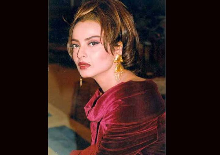20. लेकिन शादी के महज़ सात महीने बाद 2 अक्टूबर 1990 को मुकेश ने रेखा के दुपट्टे से फांसी लगाकर आत्महत्या कर ली. रेखा उस समय एक स्टेज शो के सिलसिले में अमेरिका में थी.