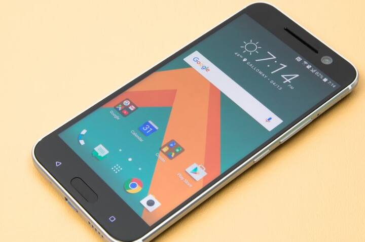 HTC10 में 5.2 इंच का डिसप्ले है, जो 2K रिज़ॉल्यूशन को सपोर्ट करता है. फोन को एल्यूमिनीयम यूनि-बॅाडी के साथ डिजाइन किया गया है. इसमें लेटेस्ट क्वालकॅाम स्नैपड्रैगन 820 2.2GHz प्रोसेसर है. साथ ही ये 4 जीबी रैम है. इसमें 32 जीबी का इंटरनल स्टोरेज है जिसे माइक्रो एसडी कार्ड से 2 टीबी तक बढ़ाया जा सकता है.