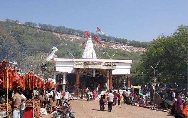 States नवरात्र स्पेशल: खत्री पहाड़ पर नवमी को आती हैं मां विंध्यवासिनी
