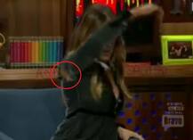 OMG! लाइव टीवी के दौरान इस हीरोइन की ड्रेस फट गई, उसके बाद हीरोइन ने जो किया वो... 