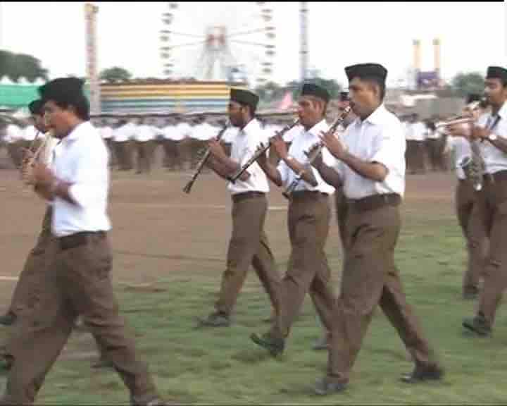 वहीं पथ संचालन में भी इस बार ज्यादा लोगों की आने की संभावना है. इस बार सुरक्षा का विशेष ध्यान रखा जा रहा है. संघस्थल पर पहुंचे नागपुर के मेयर ने एबीपी न्यूज़ से खास बातचीत की. उन्होंने कहा 'कल हर साल जैसे ही पथ संचालन, व्यायाम योग, दंड योग, घोष, सांघिक गीत इत्यादी कार्यक्रम होंगे. शस्त्रपूजन भी कार्यक्रम का एक महत्वपूर्ण हिस्सा है.'