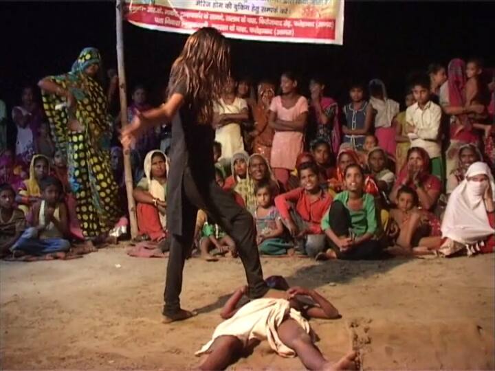 आगरा स्थित फतेहाबाद के चांद नगर में सजे माता दुर्गा के पंडाल में धार्मिक गीत पर नृत्य कर रहीं ये लड़कियां हिन्दू धर्म से नहीं बल्कि मुस्लिम धर्म से ताल्लुक रखती हैं. अगर यहां के लोगों की बात की जाए तो इस आयोजन को हिन्दू और मुस्लिम धर्म से जुड़े लोगों द्वारा ही संचालित किया जाता है.