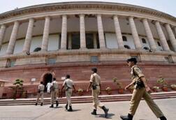 लोकसभा की दर्शकदीर्घा से शख्स का कूदने का प्रयास, सुरक्षा एजेंसियों के 'हाथपांव फूले'