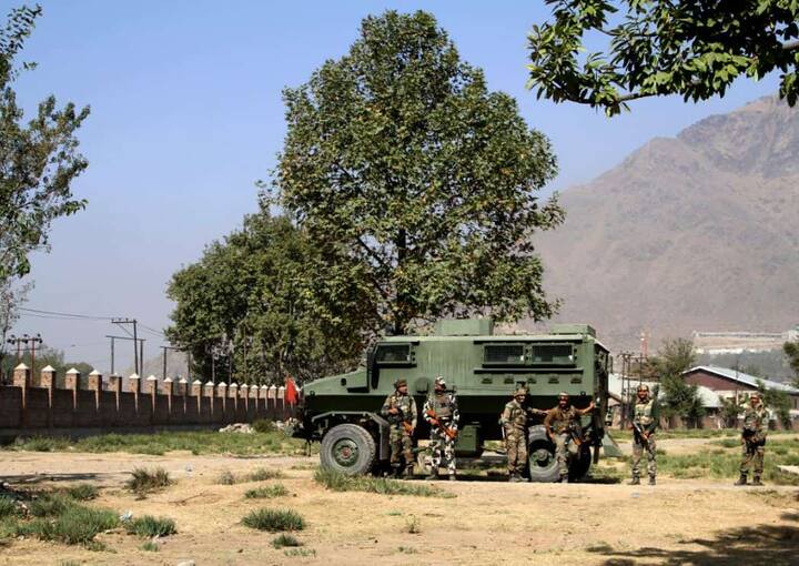 ईडीआई की हॉस्टल बिल्डिंग में 60 कमरे हैं. किस्मत की बात ये है कि आतंकी हमले के समय कोई छात्र नहीं था. सिर्फ एक कुक था जिसमें आग लगने के बाद दमकल कर्मियों को बुलाया था. दमकल कर्मचारियों पर फायरिंग के बाद ही आतंकियों के होने का पता चला. नीचे के 4 फ्लोर पर ऑफिस चलता है.