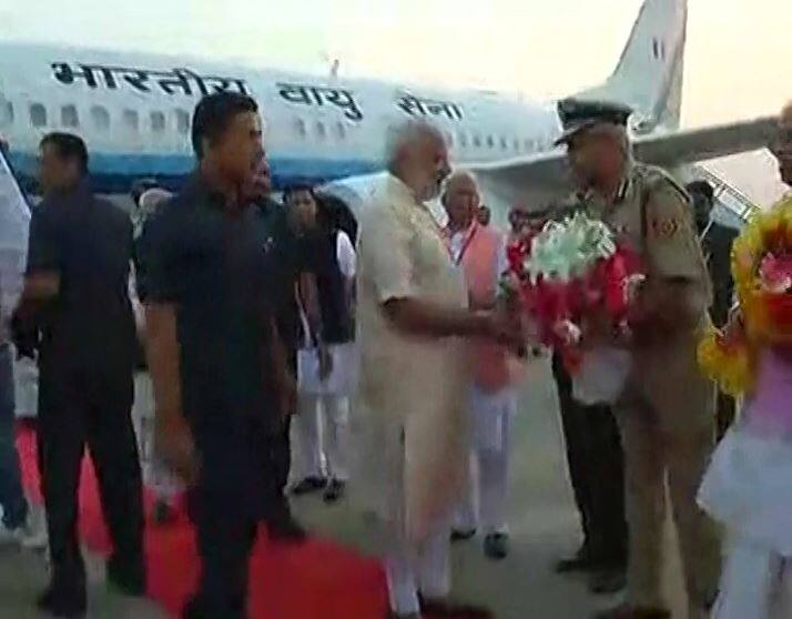 आपकों बता दें कि PM मोदी लखनऊ पहुंच चुके हैं.