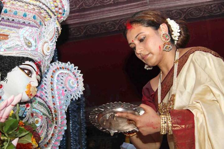 मांग में सिंदूर, माथे पर लाल बिंदी, हाथों में चूड़ा और मैरून कलर की कांजीवरम साड़ी में रानी काफी खूबसूरत लग रही थीं.