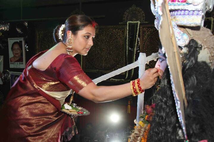 इसके साथ रानी के लुक को बालों में लगे गजरे ने और भी शानदार बना दिया. 