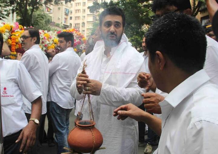 इस दौरान राज कुंद्रा रोते हुए नजर आए.