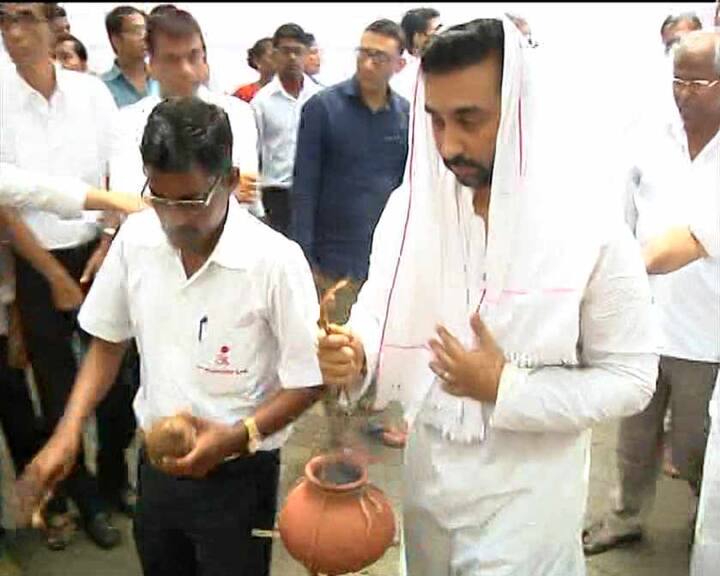 सुरेद्र शेट्टी को मुखाग्नि उनके दामाद और शिल्पा के पति राज कुंद्रा ने दी.