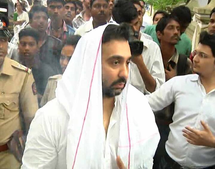 इस दौरान राज कुंद्रा रोते हुए नजर आए.