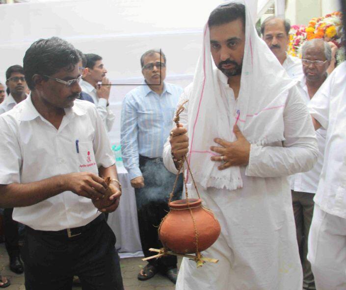 सुरेद्र शेट्टी को मुखाग्नि उनके दामाद और शिल्पा के पति राज कुंद्रा ने दी.