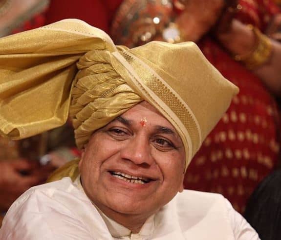 कल सुबह बॉलीवुड अभिनेत्री शिल्पा शेट्टी के पिता सुरेंद्र देजू शेट्टी का दिल का दौरा पड़ने से वर्सोवा स्थित उनके घर में निधन हो गया. कल सुरेंद्र शेट्टी को दिल का दौरा पड़ने के तुरंत बाद मुंबई के कोकिलाबेन धीरूभाई अंबानी अस्पताल ले जाया गया, जहां उन्हें मृत घोषित कर दिया गया. आज उनका अंतिम संस्कार किया गया जहां इस दुख की घड़ी में शिल्पा शेट्टी के शोकाकुल परिवार का साथ देने अभिनेता सलमान खान के पिता सलीम खान, एक्टर अक्षय कुमार, जूनियर बी अभिषेक बच्चन सहित कई सितारे पहुंचे.
