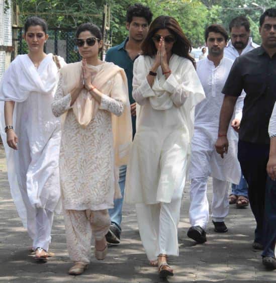 शिल्पा शेट्टी और उनकी बहन शमिता शेट्टी ने क्रियाकर्म में आए लोगों का आभार व्यक्त किया.